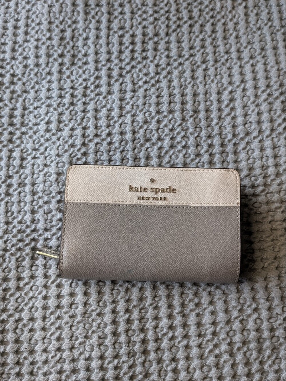 kate spade Two-Tone Light Gray & White Zip Wallet